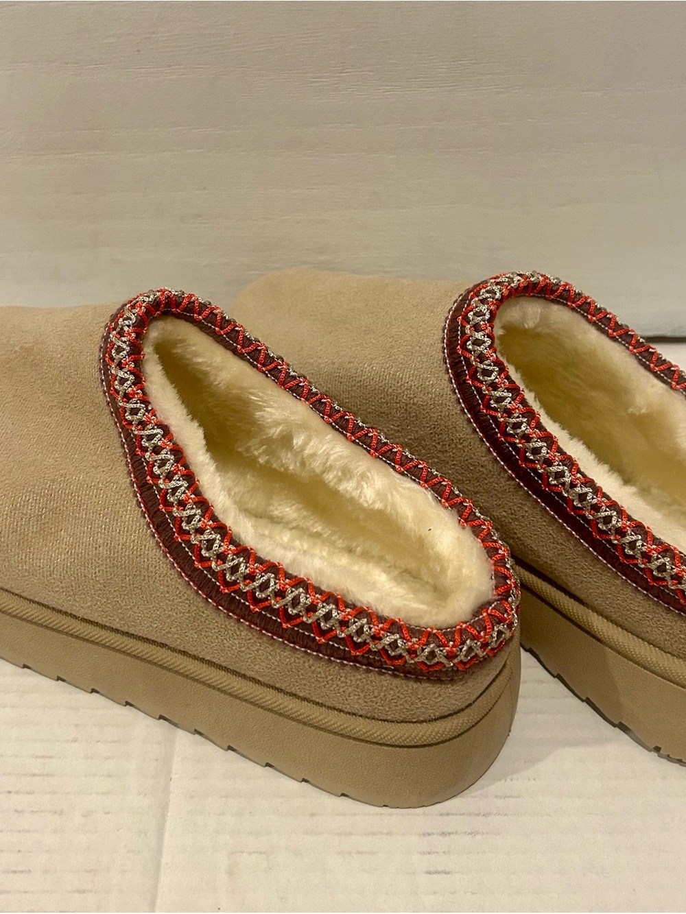 Source Unknown Tan Slip-On Moccasin Slippers with Red Trim